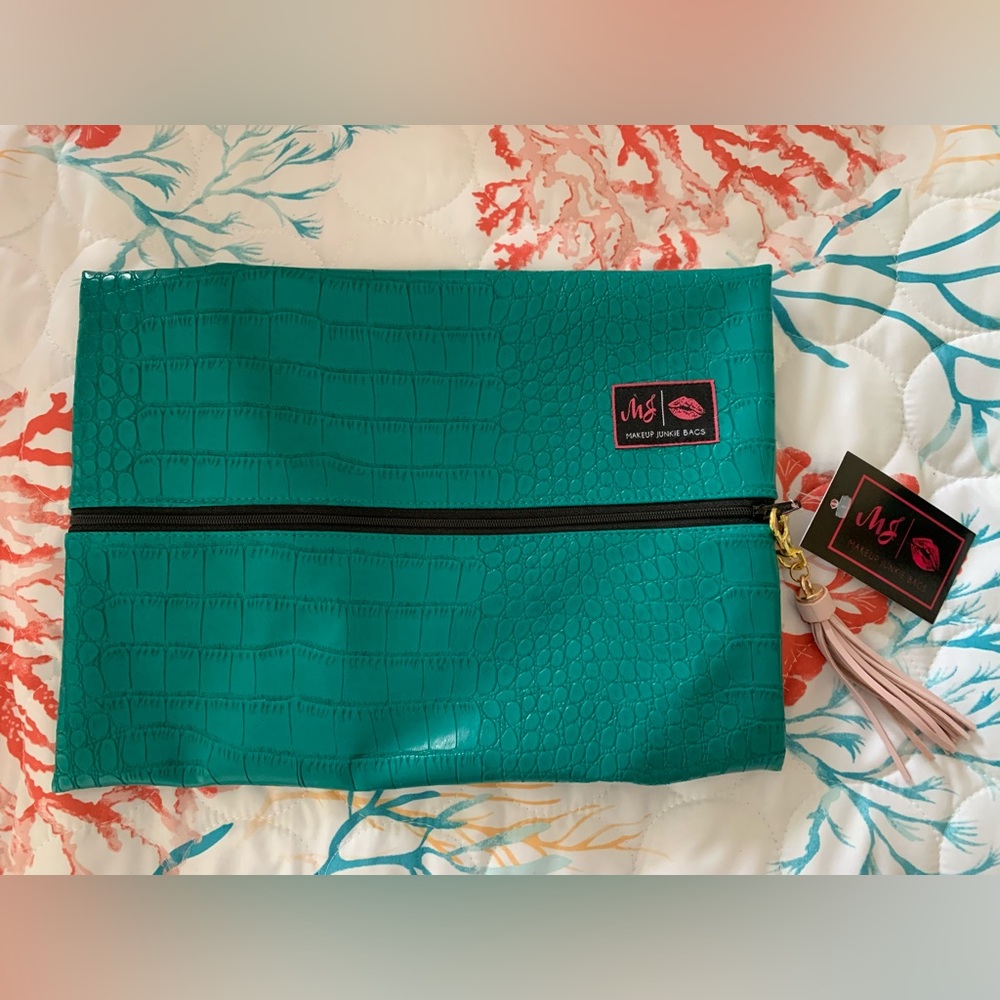 NWT- makeup junkie makeup bag, never used. Great for traveling!
